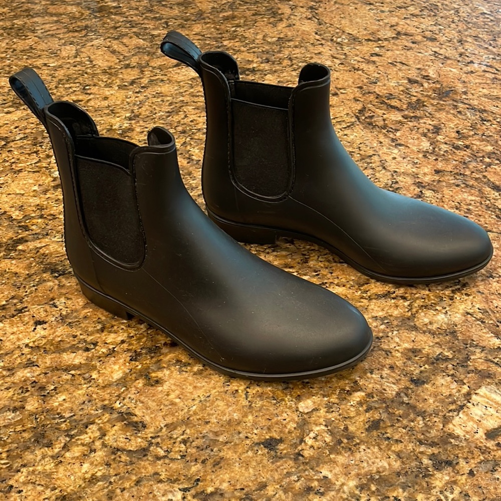 Chic Merona Chelsea water proof  rain boots. Bonded leather outsole.